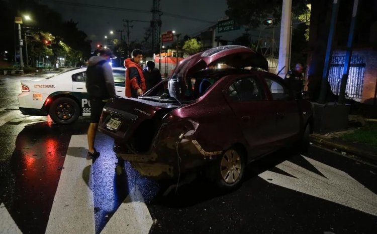 Aparatoso choque en Iztacalco deja dos lesionados