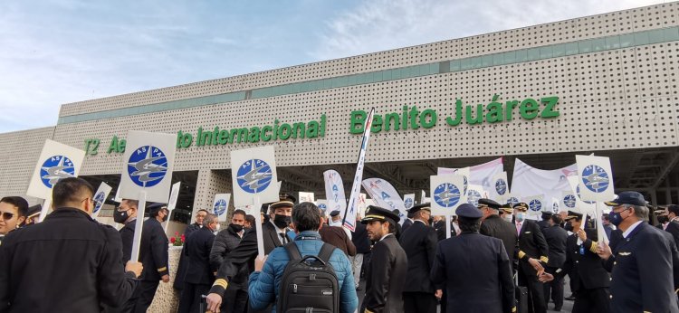 Pilotos de Aeromar protestan en AICM