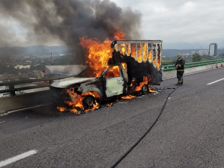 Explota camioneta en Periférico Sur