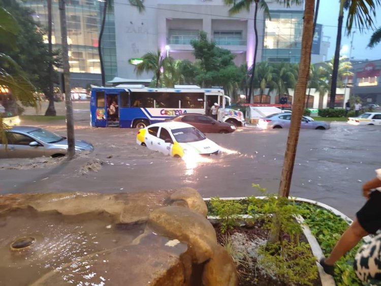 Ciclón ‘Julia’ provoca inundaciones en Acapulco