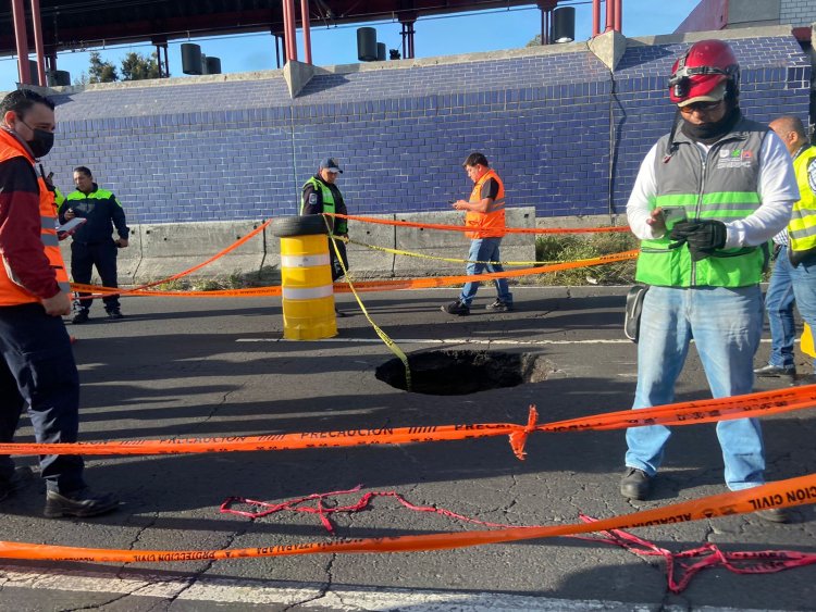 Se forma socavón en Calzada Ignacio Zaragoza