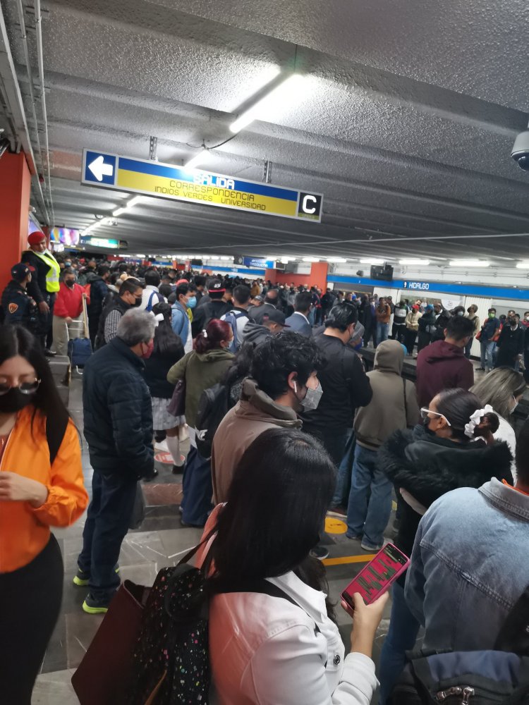 Detienen Línea 2 del Metro por rescate de persona