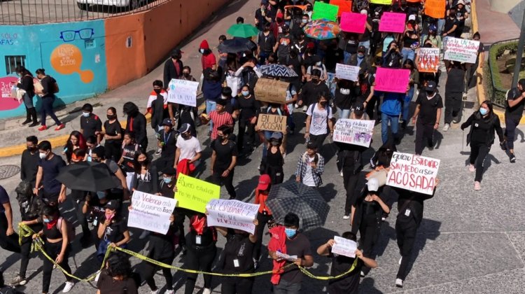 Marchan miles de estudiantes de la UV