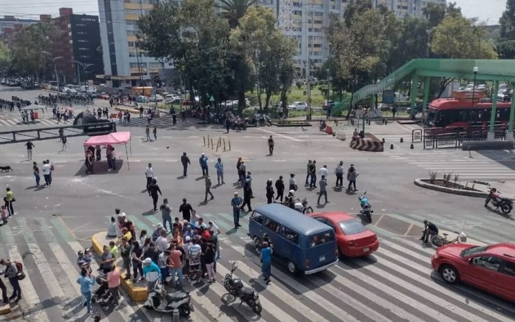 Bloquean Eje 2 Norte por desalojo