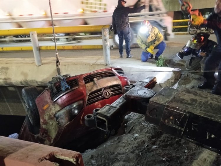 Cae auto al Río de los Remedios