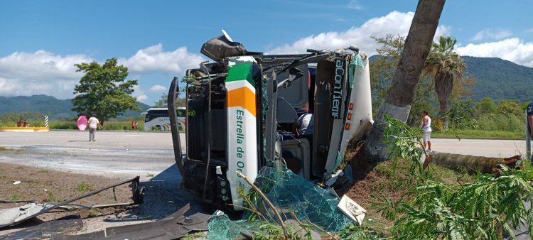 Autobús sufre volcadura en la México-Acapulco