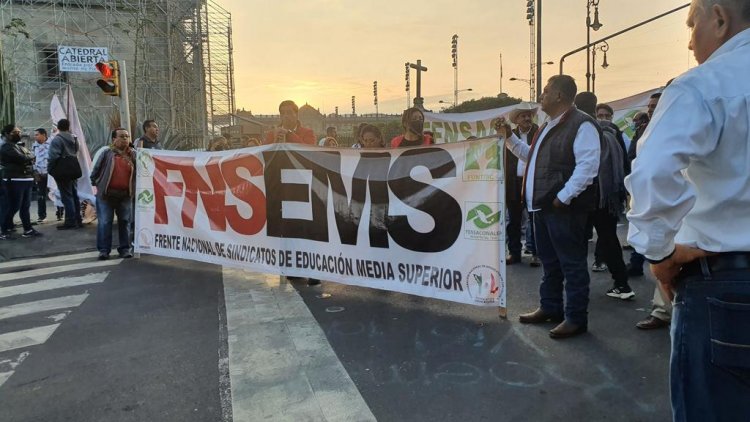 Maestros protestan frente a Cámara de Diputados