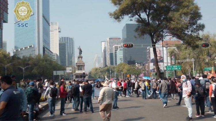 Docentes de la CNTE protestan en Reforma