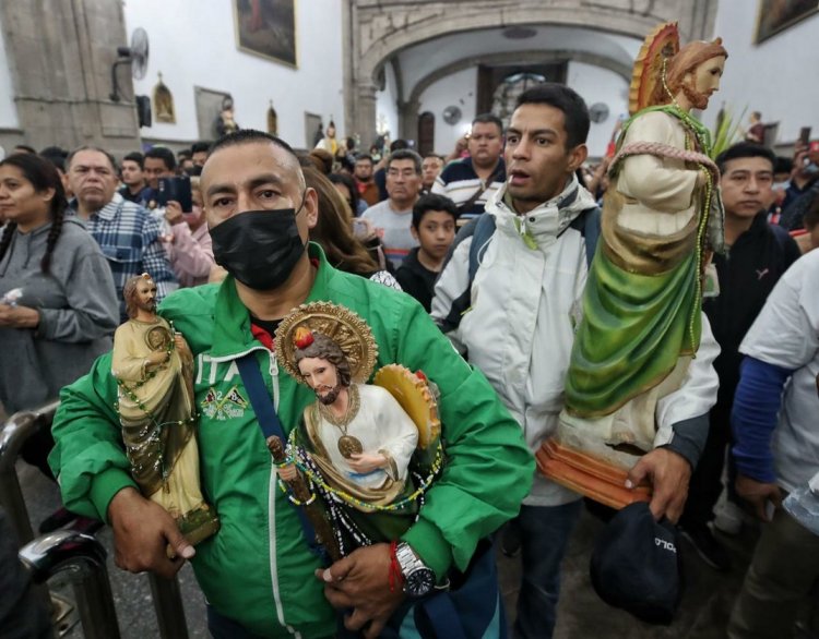 Feligreses abarrotan la iglesia de San Hipólito