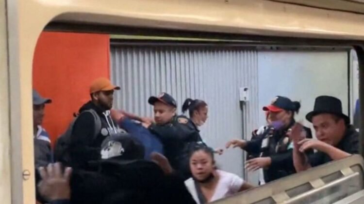 Vagoneros y policías pelean en el Metro