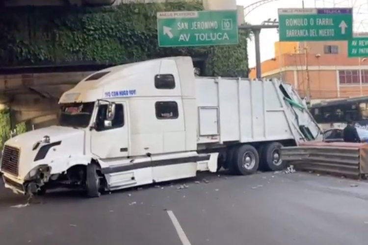 Camión provoca cierre de carriles en Periférico
