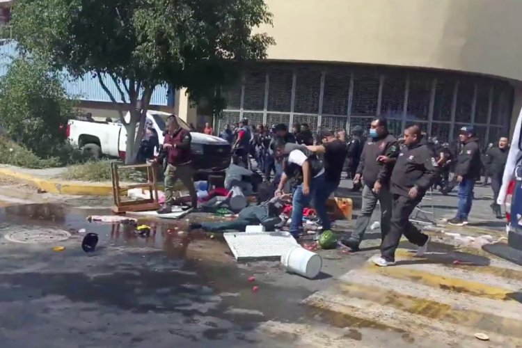 Se arma campal entre vendedores y policías