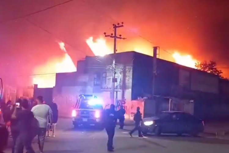 Incendio consume iglesia en Ecatepec