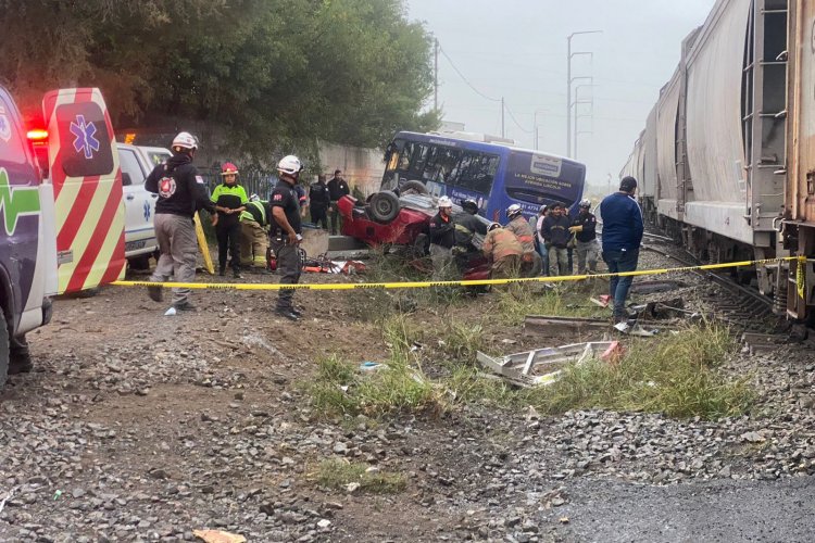 Tren impacta a camión y auto; hay 19 heridos