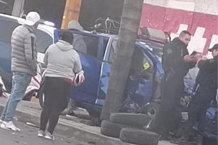 Auto se impacta con camión en Bordo de Xochiaca