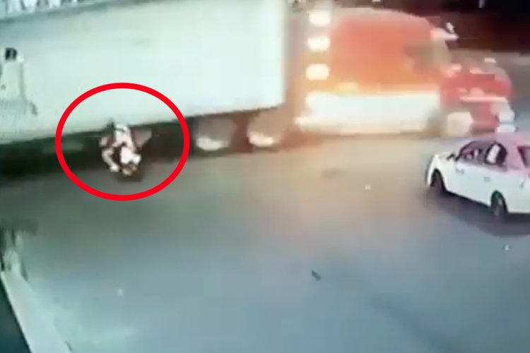 Tráiler arrasa con motociclistas en Iztapalapa