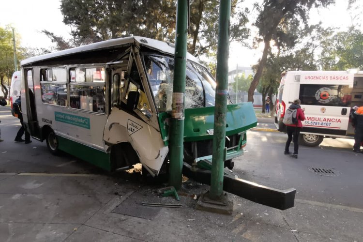 Microbús choca con poste en la GAM