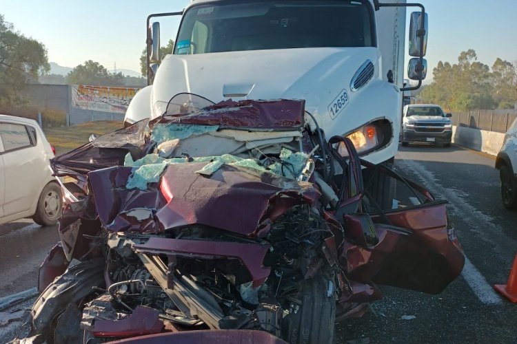 Camión destroza a auto en la México-Pachuca