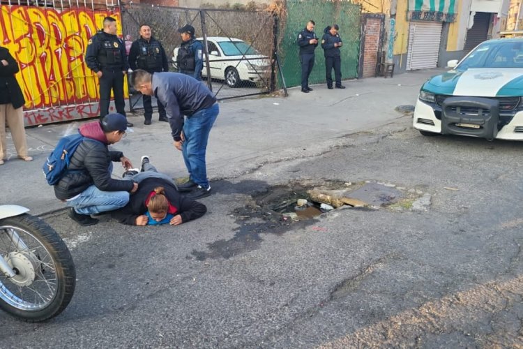 Mujer cae a coladera al huir de asalto