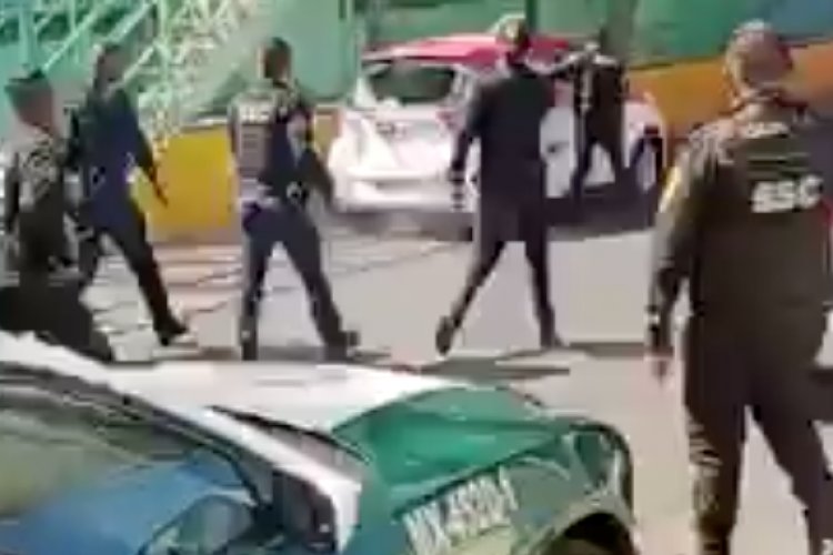 Taxista embiste a policías en Iztapalapa