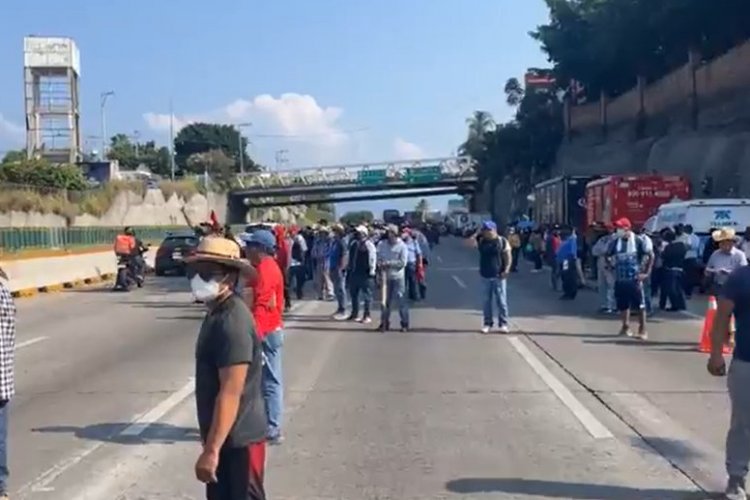 Profesores de la CNTE bloquean Paso Exprés de Cuernavaca