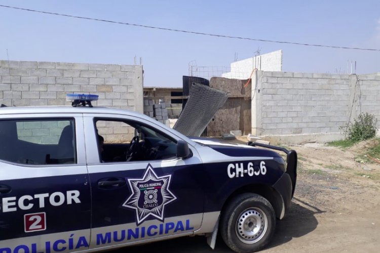 Hallan cadáver de mujer en predio de Chalco