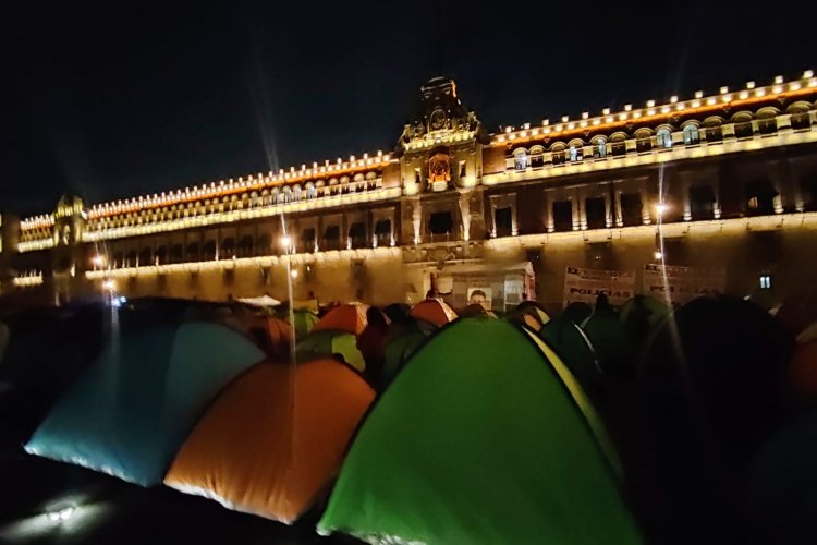 Docentes instalan plantón frente a Palacio Nacional