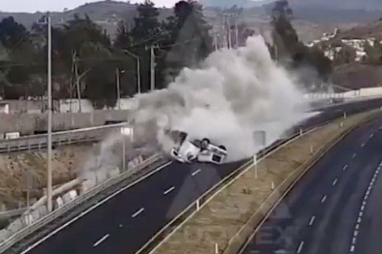 Tráiler sufre aparatosa volcadura en Texcoco