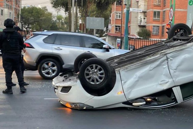 Automovilista sobrevive a volcadura en Eje Central