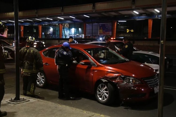 Auto choca con poste en calzada de Tlalpan