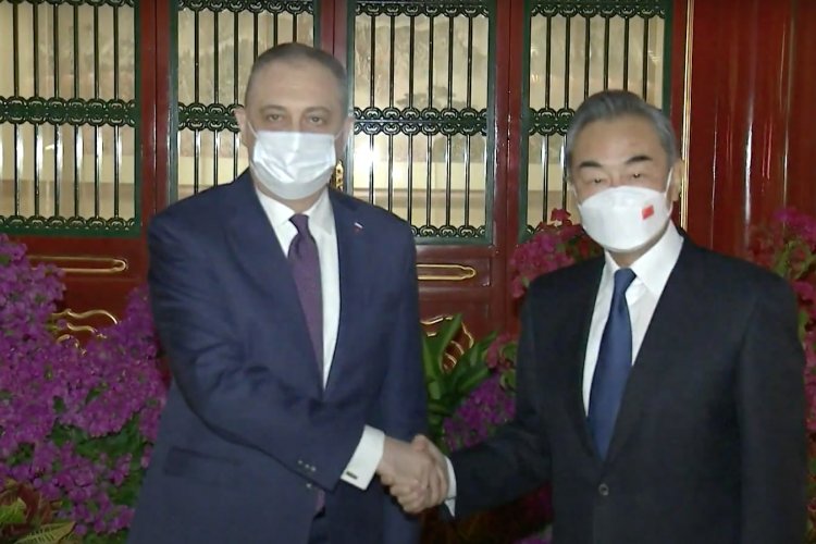 Canciller chino y embajador ruso sostienen reunión en China