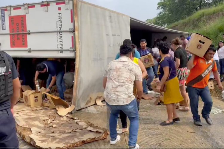 Veracruzanos rapiñan cervezas frente a policías