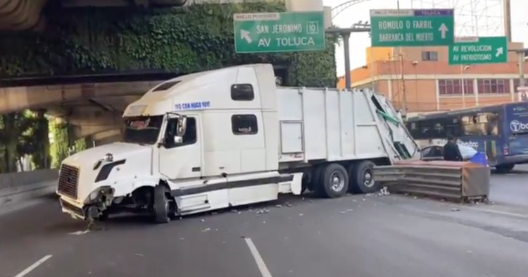 Camión provoca cierre de carriles en Periférico
