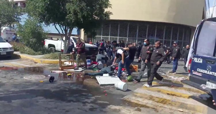 Se arma campal entre vendedores y policías