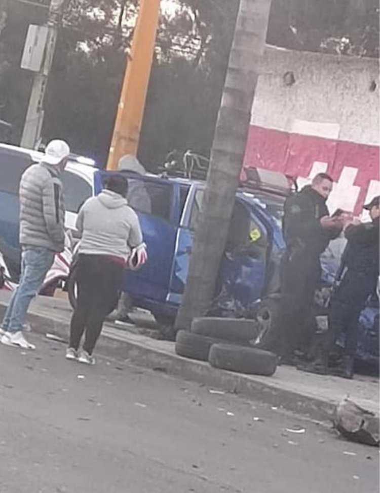 Auto se impacta con camión en Bordo de Xochiaca