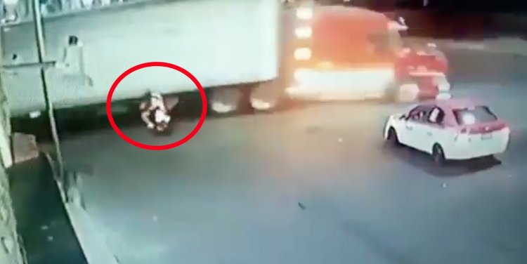 Tráiler arrasa con motociclistas en Iztapalapa