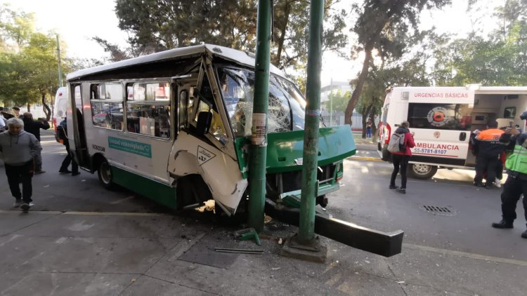 Microbús choca con poste en la GAM