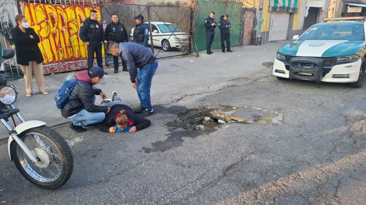 Mujer cae a coladera al huir de asalto