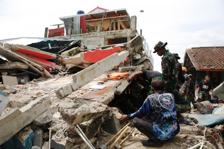 Suman 268 muertos por sismo en Indonesia