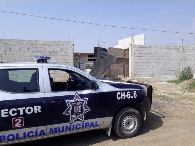 Hallan cadáver de mujer en predio de Chalco