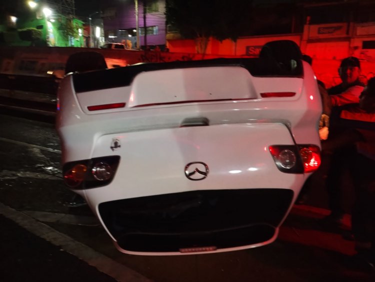 Auto vuelca en la México-Puebla