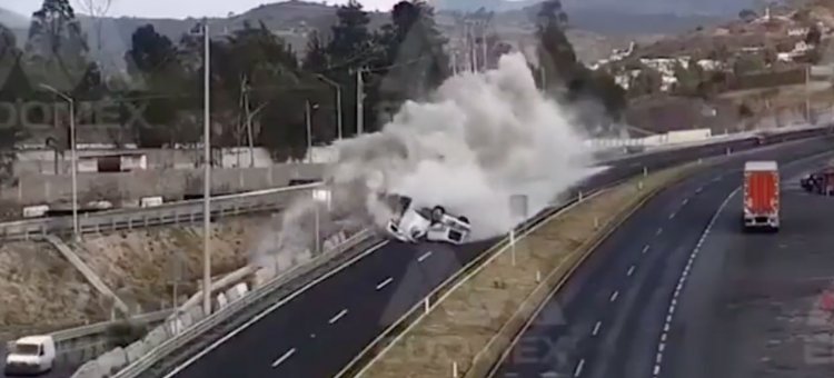 Tráiler sufre aparatosa volcadura en Texcoco