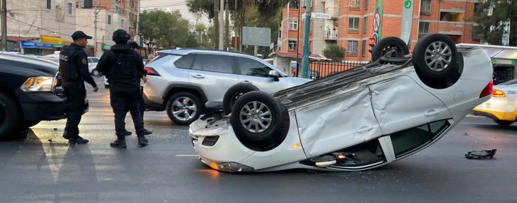 Automovilista sobrevive a volcadura en Eje Central