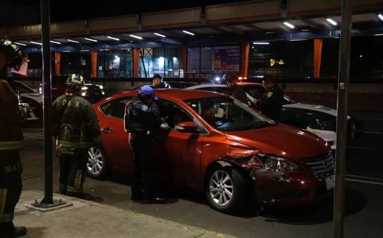 Auto choca con poste en calzada de Tlalpan