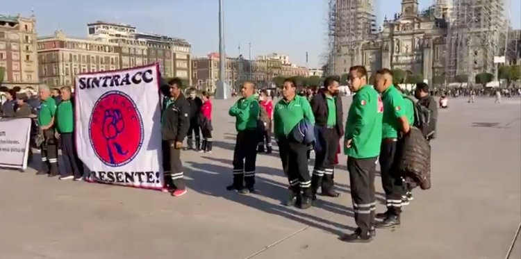 Protestan despachadores de gasolina en el Zócalo