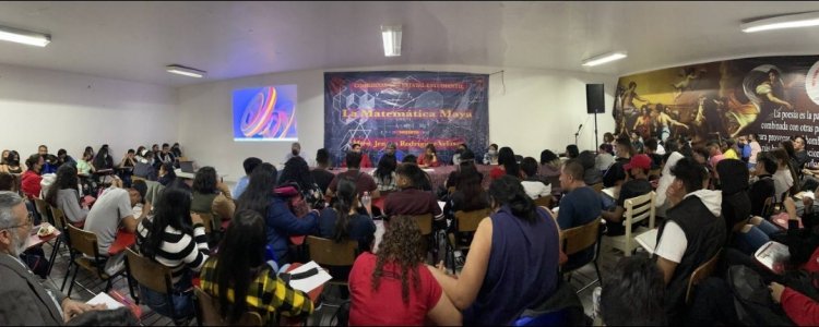 Estudiantes y maestros capitalinos reciben la ponencia "La matemática maya"