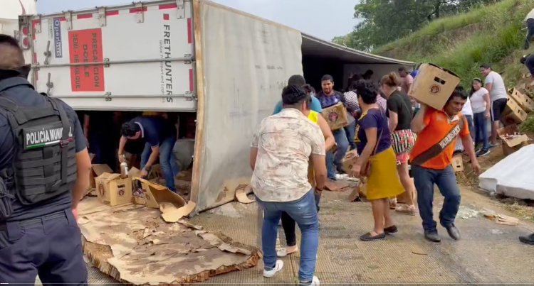 Veracruzanos rapiñan cervezas frente a policías