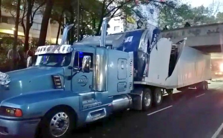 Tráiler queda atorado en bajo puente de Viaducto