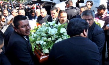 Restos de Miguel Barbosa llegan a Tehuacán para ser despedidos