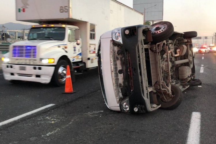 Vuelca combi en la México-Pachuca; hay 8 heridos